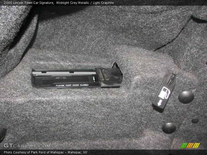 Midnight Grey Metallic / Light Graphite 2000 Lincoln Town Car Signature