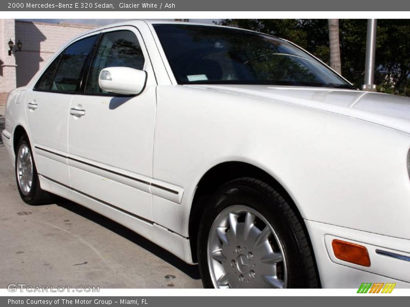 Glacier White / Ash 2000 Mercedes-Benz E 320 Sedan
