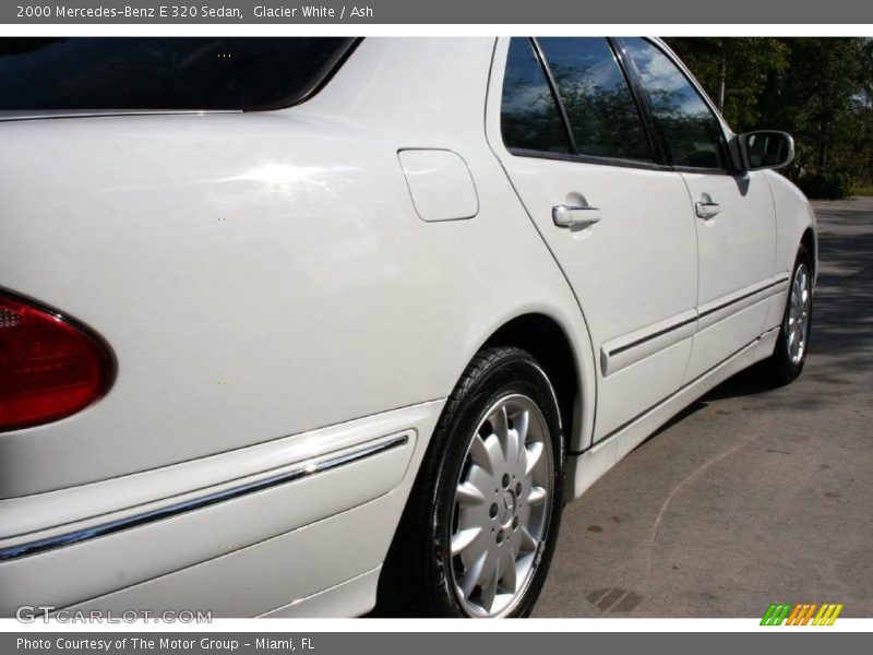 Glacier White / Ash 2000 Mercedes-Benz E 320 Sedan