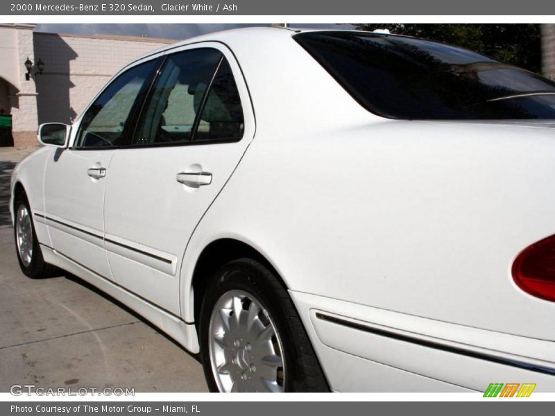 Glacier White / Ash 2000 Mercedes-Benz E 320 Sedan