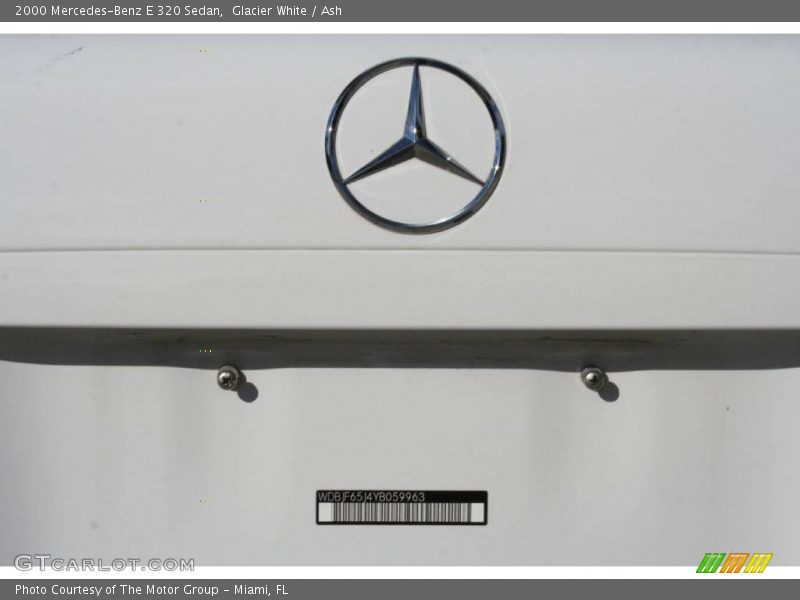 Glacier White / Ash 2000 Mercedes-Benz E 320 Sedan