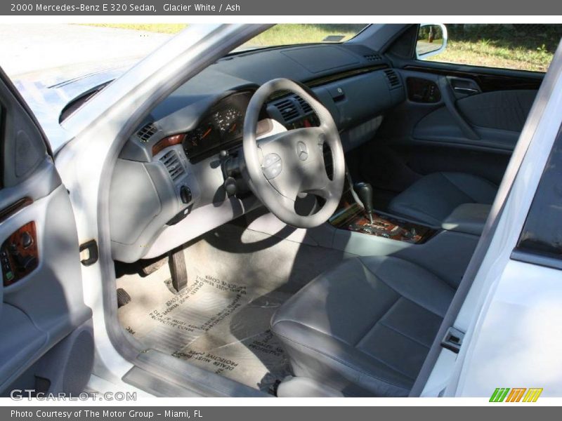 Glacier White / Ash 2000 Mercedes-Benz E 320 Sedan