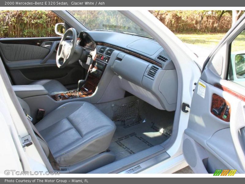 Glacier White / Ash 2000 Mercedes-Benz E 320 Sedan