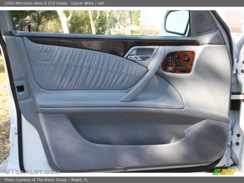 Glacier White / Ash 2000 Mercedes-Benz E 320 Sedan