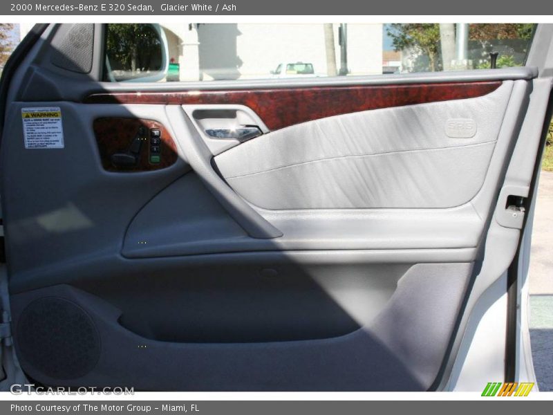 Glacier White / Ash 2000 Mercedes-Benz E 320 Sedan