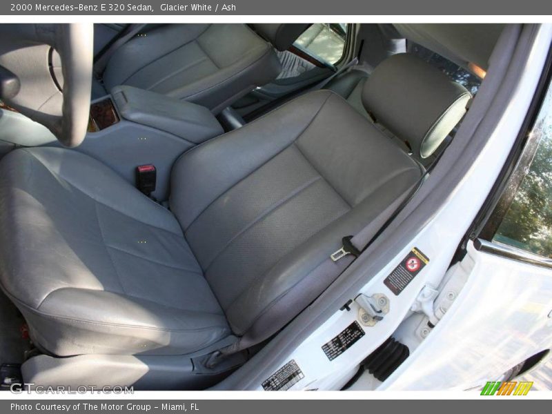 Glacier White / Ash 2000 Mercedes-Benz E 320 Sedan