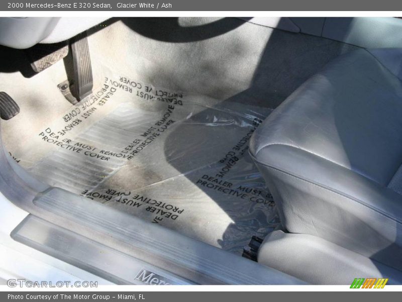 Glacier White / Ash 2000 Mercedes-Benz E 320 Sedan