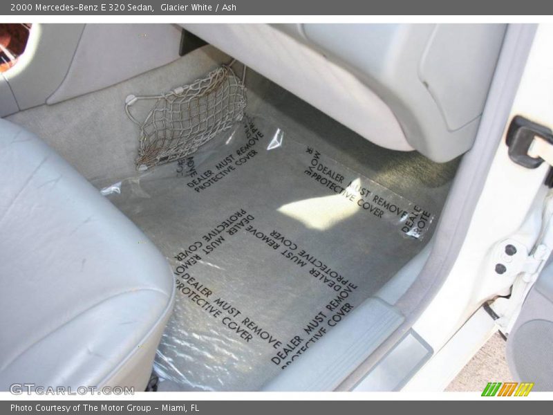 Glacier White / Ash 2000 Mercedes-Benz E 320 Sedan