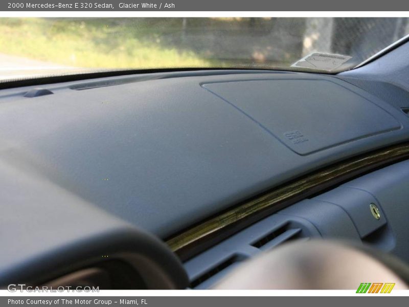 Glacier White / Ash 2000 Mercedes-Benz E 320 Sedan