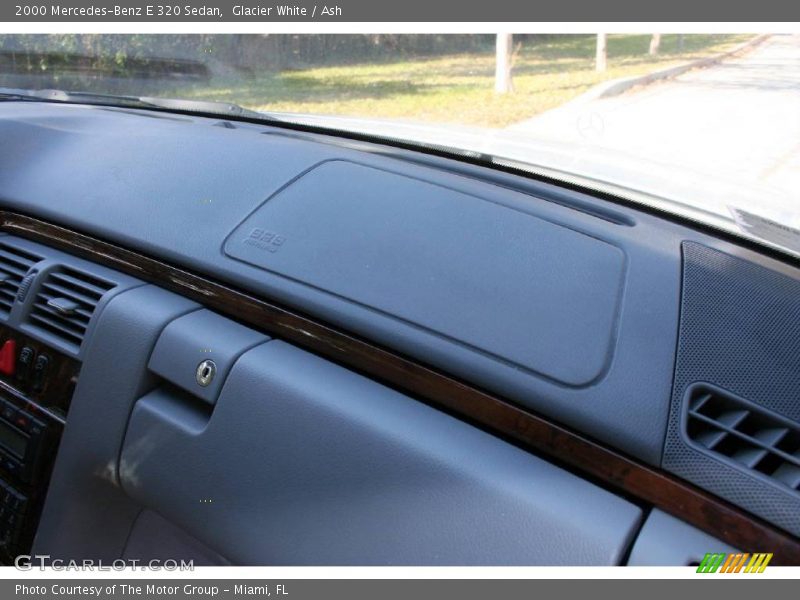 Glacier White / Ash 2000 Mercedes-Benz E 320 Sedan