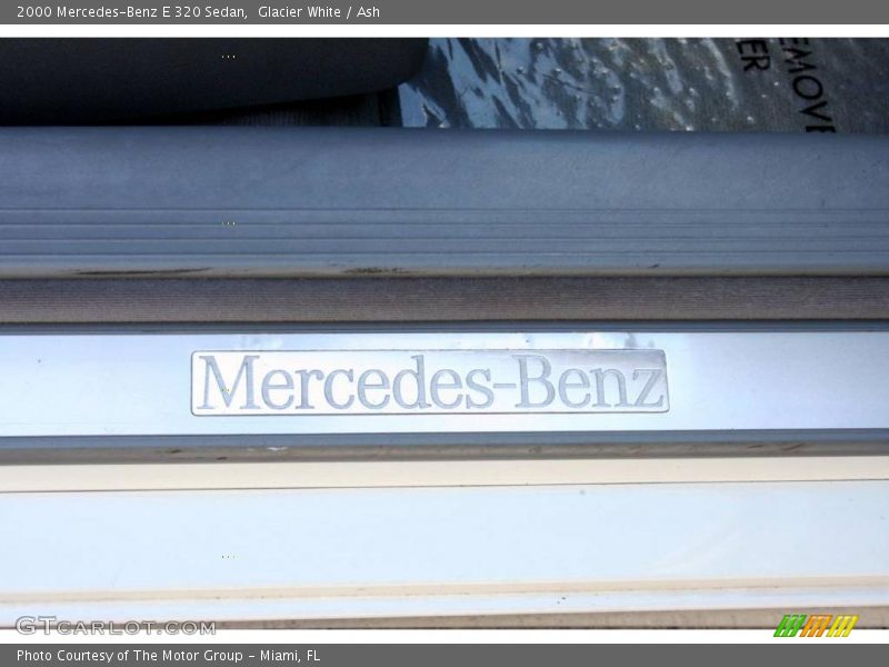 Glacier White / Ash 2000 Mercedes-Benz E 320 Sedan