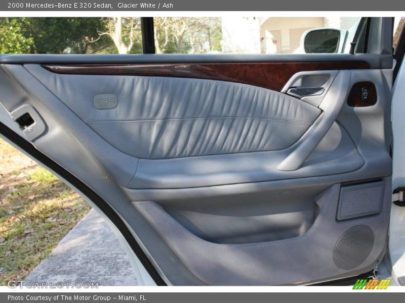 Glacier White / Ash 2000 Mercedes-Benz E 320 Sedan