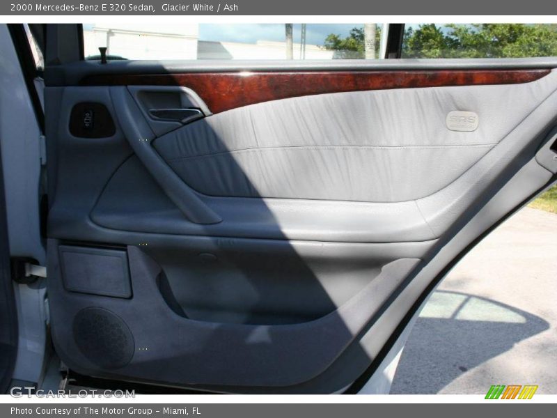 Glacier White / Ash 2000 Mercedes-Benz E 320 Sedan