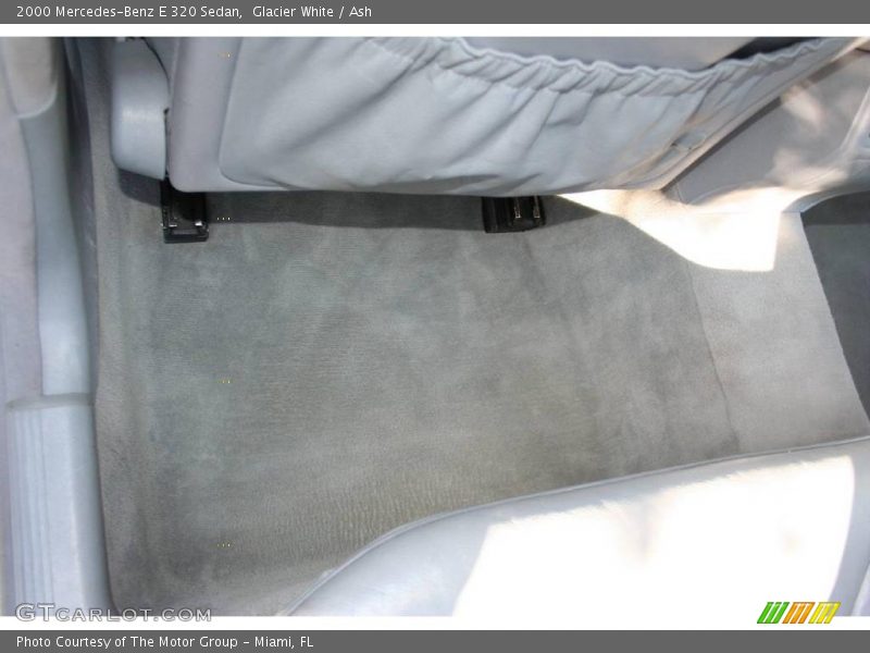 Glacier White / Ash 2000 Mercedes-Benz E 320 Sedan