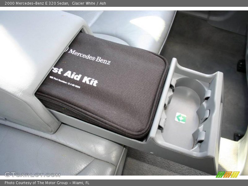 Glacier White / Ash 2000 Mercedes-Benz E 320 Sedan