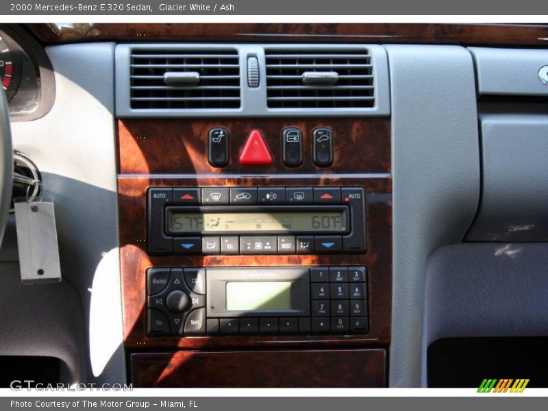 Glacier White / Ash 2000 Mercedes-Benz E 320 Sedan