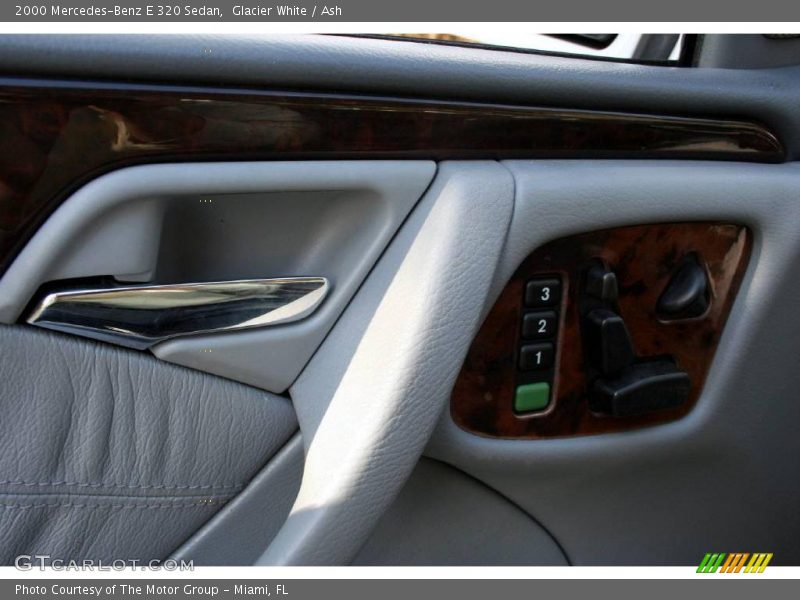 Glacier White / Ash 2000 Mercedes-Benz E 320 Sedan