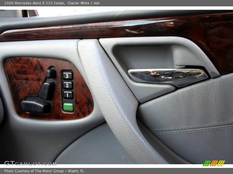 Glacier White / Ash 2000 Mercedes-Benz E 320 Sedan