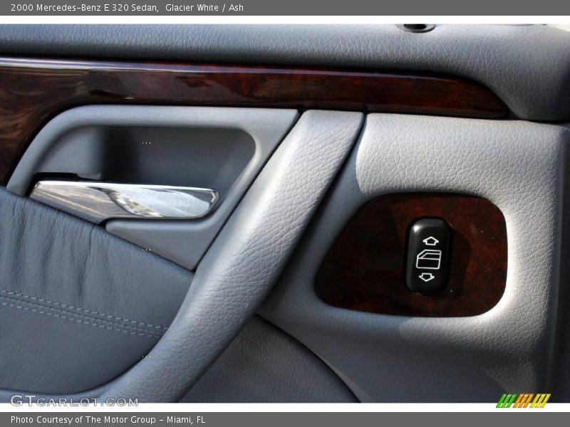 Glacier White / Ash 2000 Mercedes-Benz E 320 Sedan