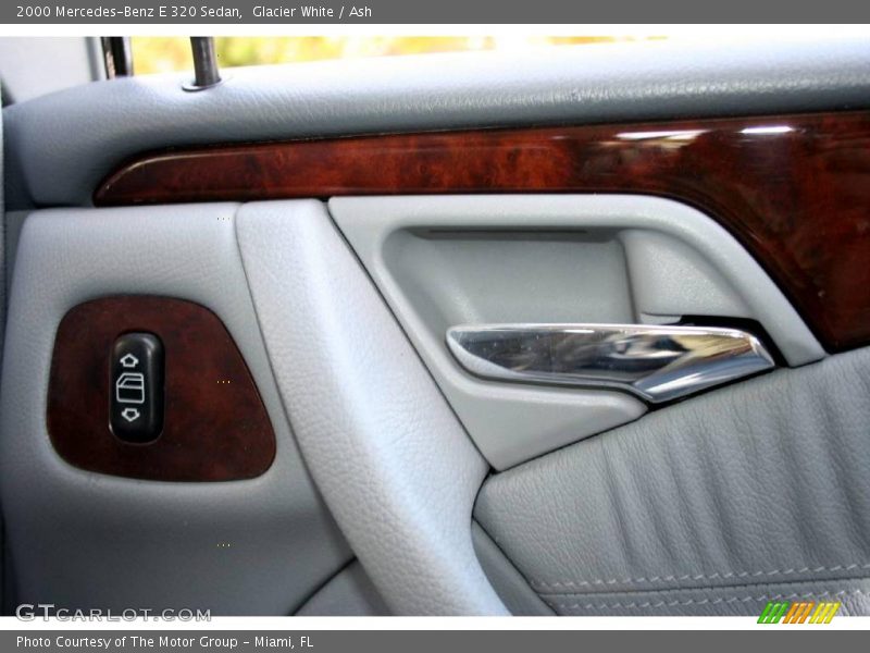 Glacier White / Ash 2000 Mercedes-Benz E 320 Sedan