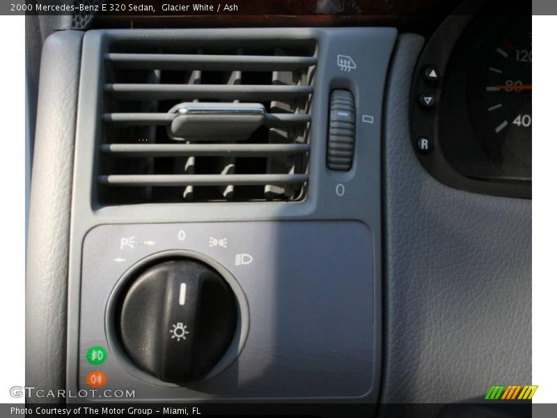 Glacier White / Ash 2000 Mercedes-Benz E 320 Sedan