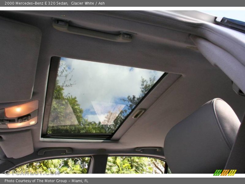 Glacier White / Ash 2000 Mercedes-Benz E 320 Sedan