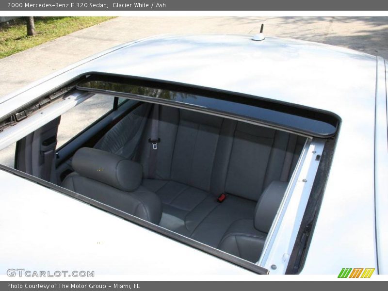 Glacier White / Ash 2000 Mercedes-Benz E 320 Sedan