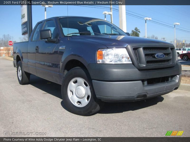 Medium Wedgewood Blue Metallic / Medium Flint Grey 2005 Ford F150 XL SuperCab