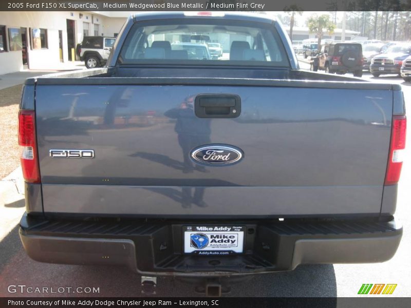 Medium Wedgewood Blue Metallic / Medium Flint Grey 2005 Ford F150 XL SuperCab