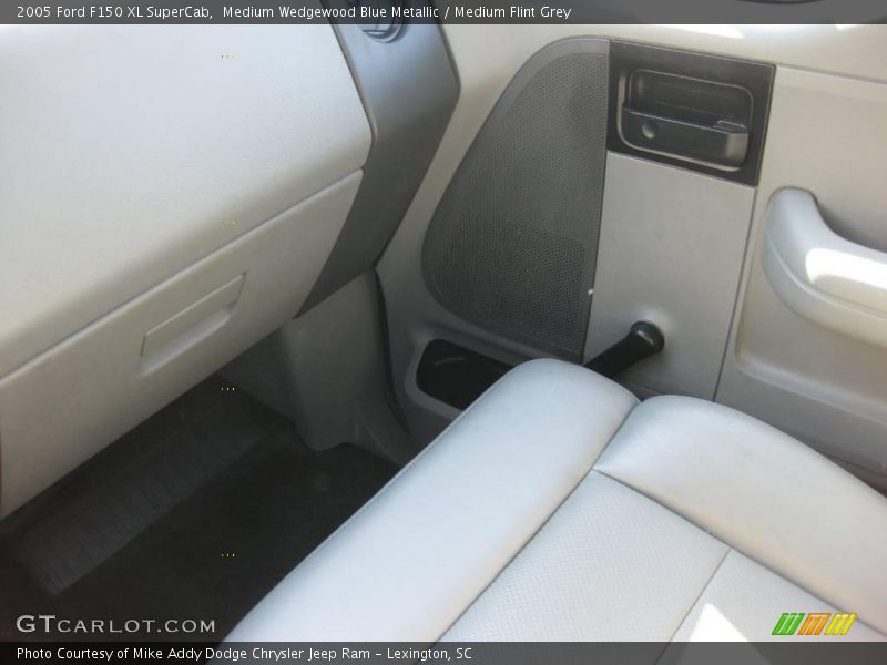 Medium Wedgewood Blue Metallic / Medium Flint Grey 2005 Ford F150 XL SuperCab