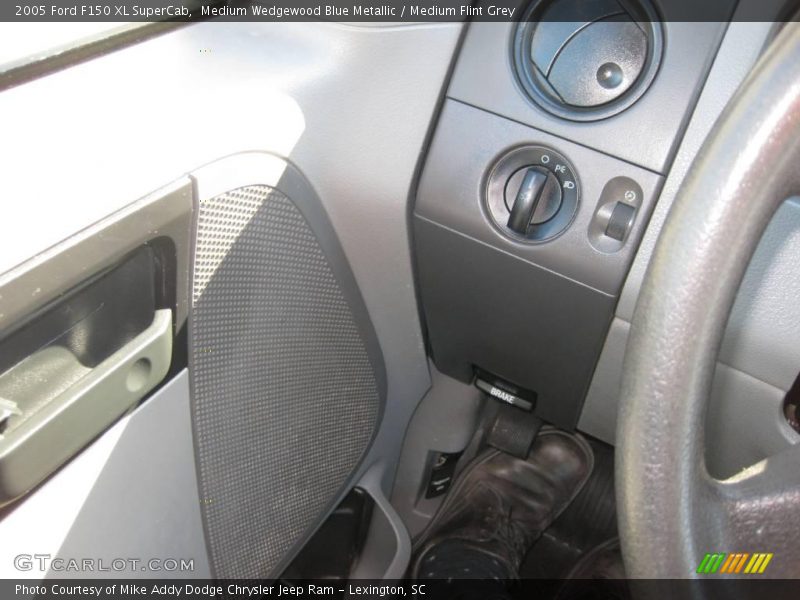 Medium Wedgewood Blue Metallic / Medium Flint Grey 2005 Ford F150 XL SuperCab