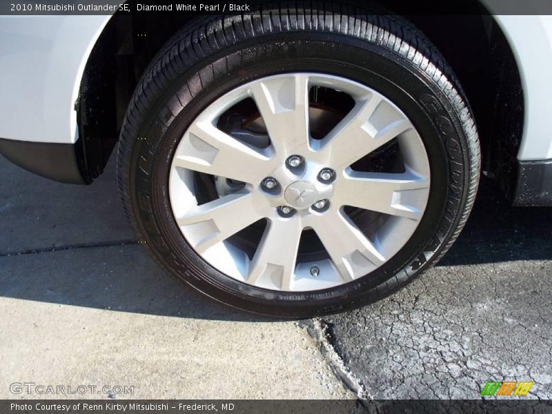 Diamond White Pearl / Black 2010 Mitsubishi Outlander SE