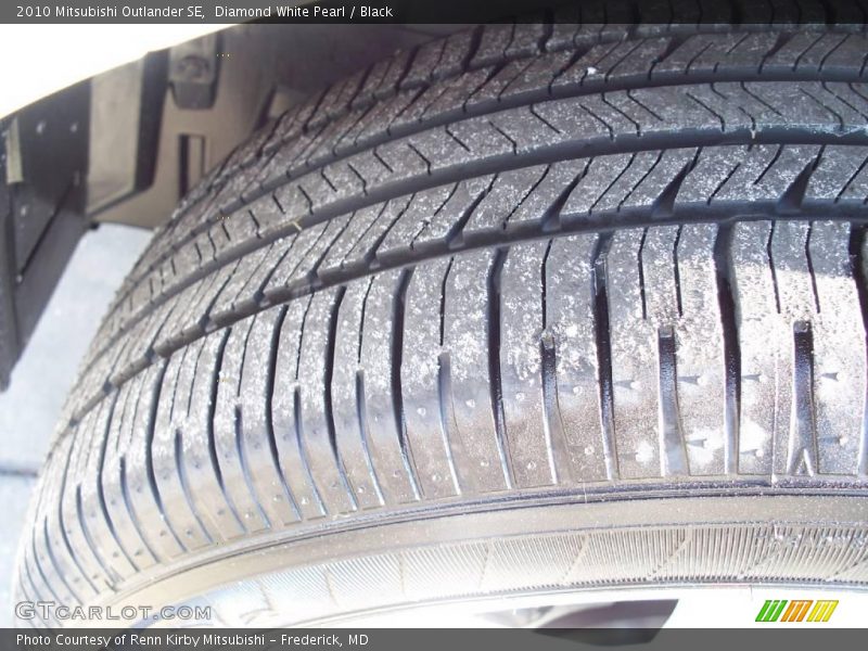 Diamond White Pearl / Black 2010 Mitsubishi Outlander SE