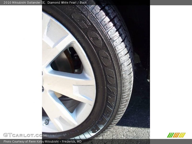 Diamond White Pearl / Black 2010 Mitsubishi Outlander SE