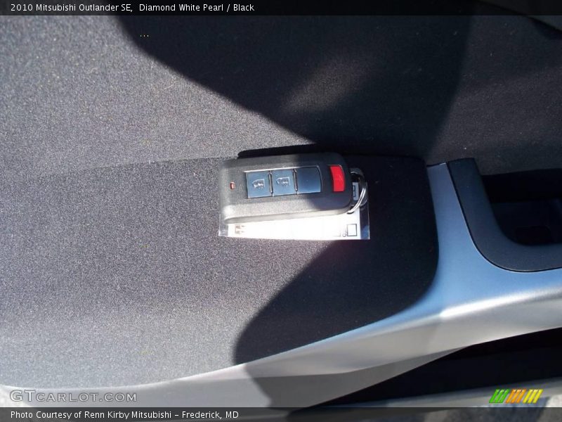 Diamond White Pearl / Black 2010 Mitsubishi Outlander SE