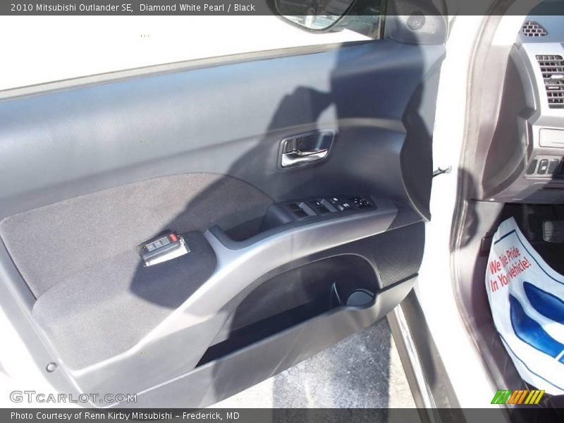 Diamond White Pearl / Black 2010 Mitsubishi Outlander SE