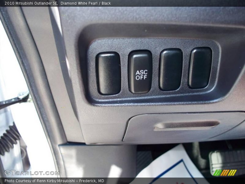 Diamond White Pearl / Black 2010 Mitsubishi Outlander SE