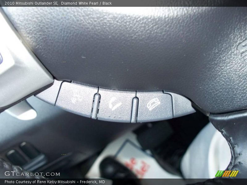 Diamond White Pearl / Black 2010 Mitsubishi Outlander SE