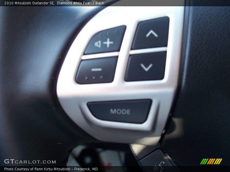 Diamond White Pearl / Black 2010 Mitsubishi Outlander SE