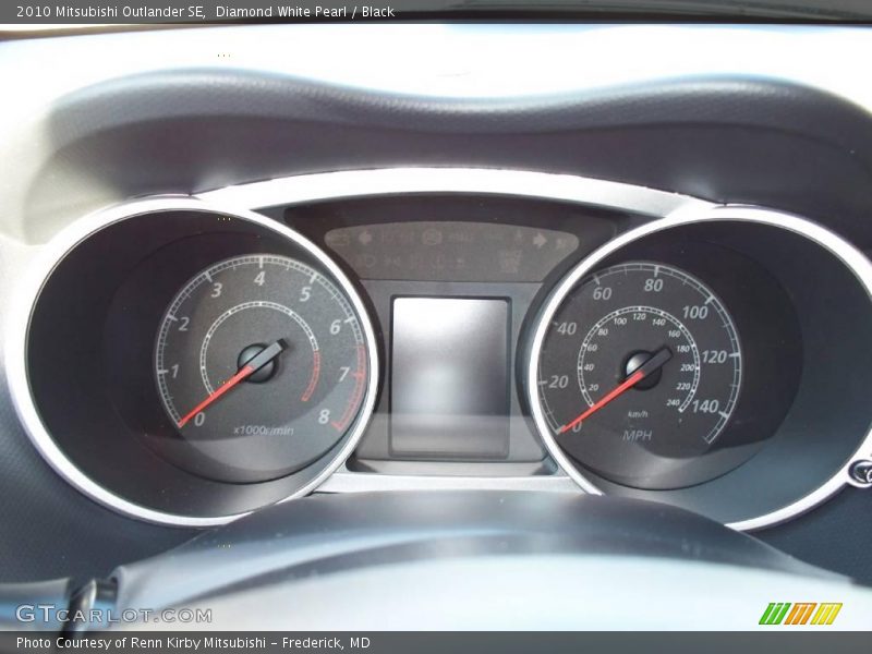 Diamond White Pearl / Black 2010 Mitsubishi Outlander SE
