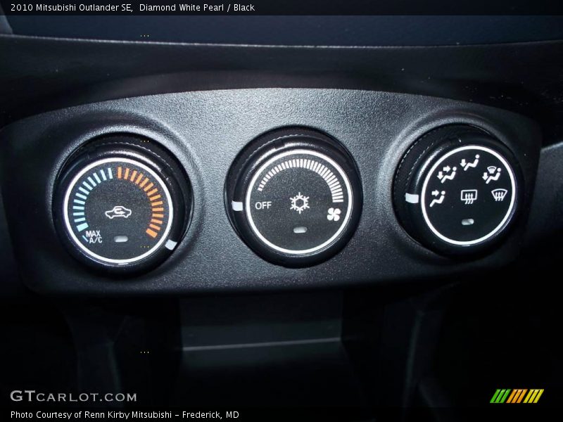Diamond White Pearl / Black 2010 Mitsubishi Outlander SE