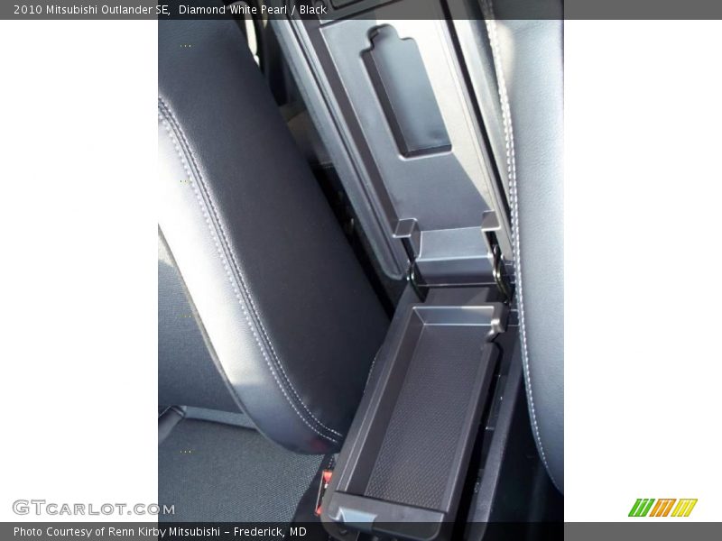 Diamond White Pearl / Black 2010 Mitsubishi Outlander SE