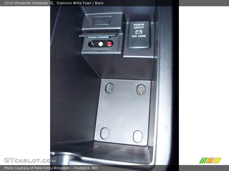 Diamond White Pearl / Black 2010 Mitsubishi Outlander SE