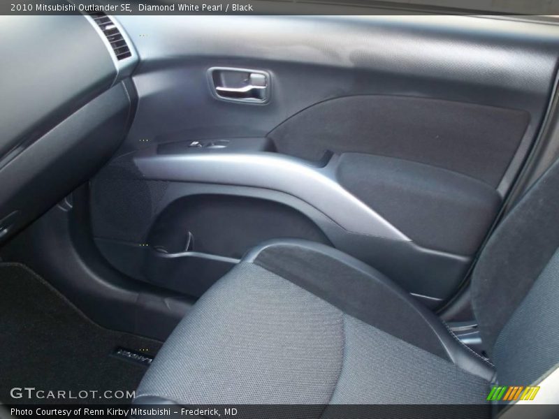 Diamond White Pearl / Black 2010 Mitsubishi Outlander SE