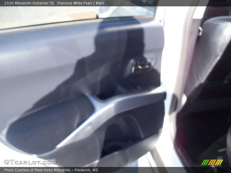 Diamond White Pearl / Black 2010 Mitsubishi Outlander SE