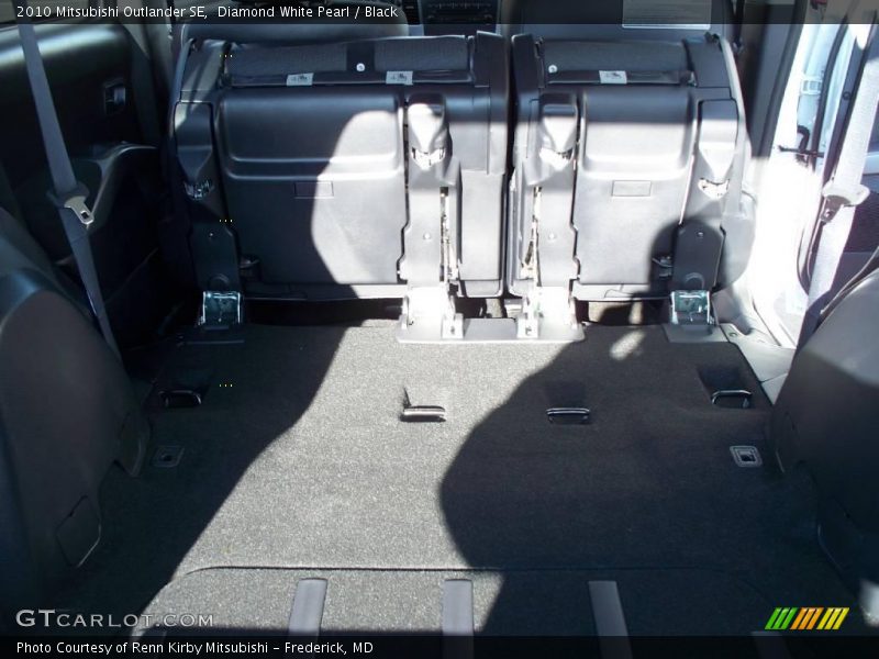 Diamond White Pearl / Black 2010 Mitsubishi Outlander SE