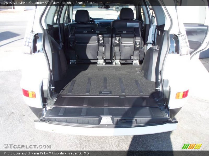 Diamond White Pearl / Black 2010 Mitsubishi Outlander SE