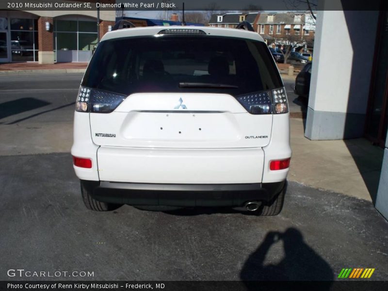 Diamond White Pearl / Black 2010 Mitsubishi Outlander SE