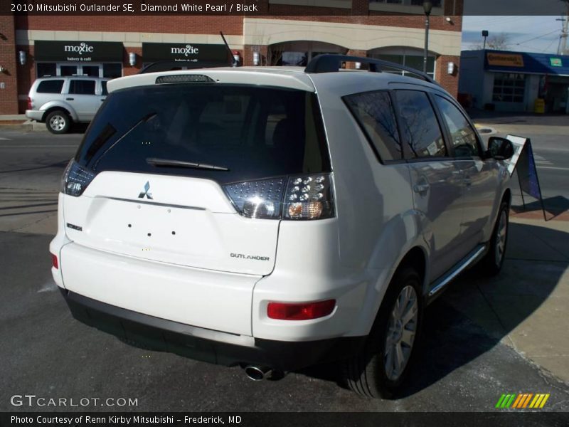 Diamond White Pearl / Black 2010 Mitsubishi Outlander SE