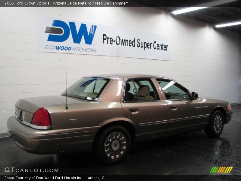 Arizona Beige Metallic / Medium Parchment 2005 Ford Crown Victoria